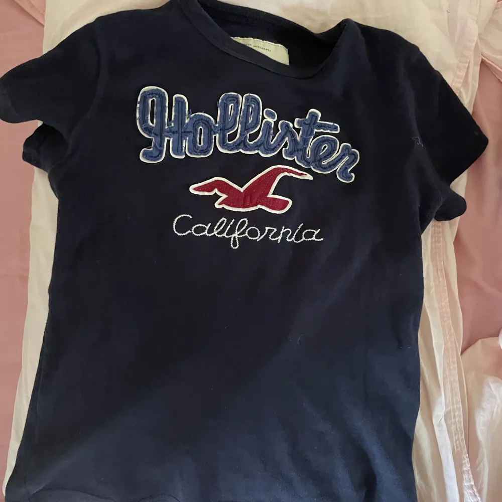 Säljer denna fina baby-tee eftersom jag tyvärr knappt använt den någonting💗. T-shirts.