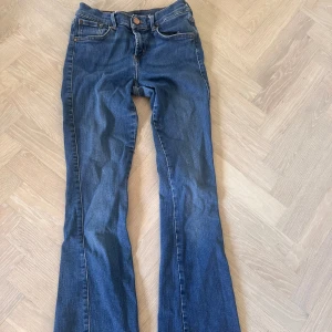 Lågmidjade byxor - Super snygga lågmidjade byxor, köpta på plick så lite osäker på märket. Men bra skick på dom