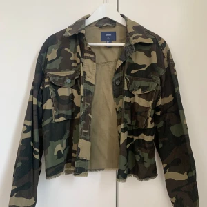 Jacka från Forever 21 - Militärfärgad jacka från Forever 21 endast använd ett fåtal gånger.