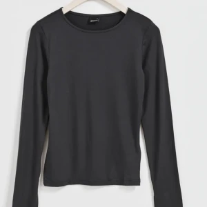 Tröja från gona - Säljer min snygga tröja från Gina i soft touch kollektionen eftersom att den aldrig kommer till användning! I storlek S💕