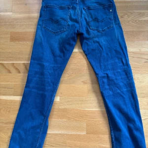 Tjena säljer dessa replay jeans som är helt nya typ - Storlek 32 grover   De var för små för mig så säljer de