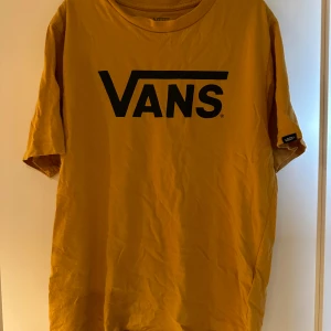 Vans t-shirt  - Mycket fint skick. Juniorstorlek. Motsvarar ca xs i vuxenstorlek.