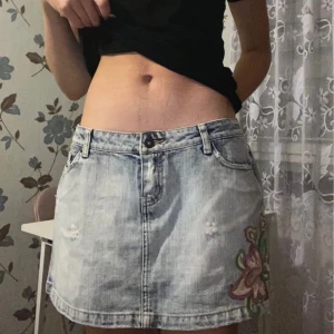 Y2k kjol  - Vintage kjol säljer denna för behöver pengar. Skulle säga den är S/M om man har den lågmidjad men om man har den highwaisted så är den ungefär en L. 