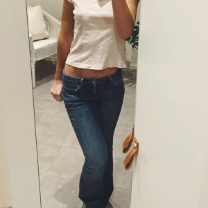 Lågmidjade bootcut jeans - Sååå snygga mörkblå jeans i perfekt färg,, vintage jeans från tidigt 2000tal💗