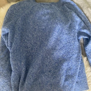Blå stickad tröja från Vero Moda - En mjuk och bekväm blå stickad tröja från Vero Moda. Tröjan har långa ärmar och ribbstickade muddar vid ärmslut och nederkant.☺️