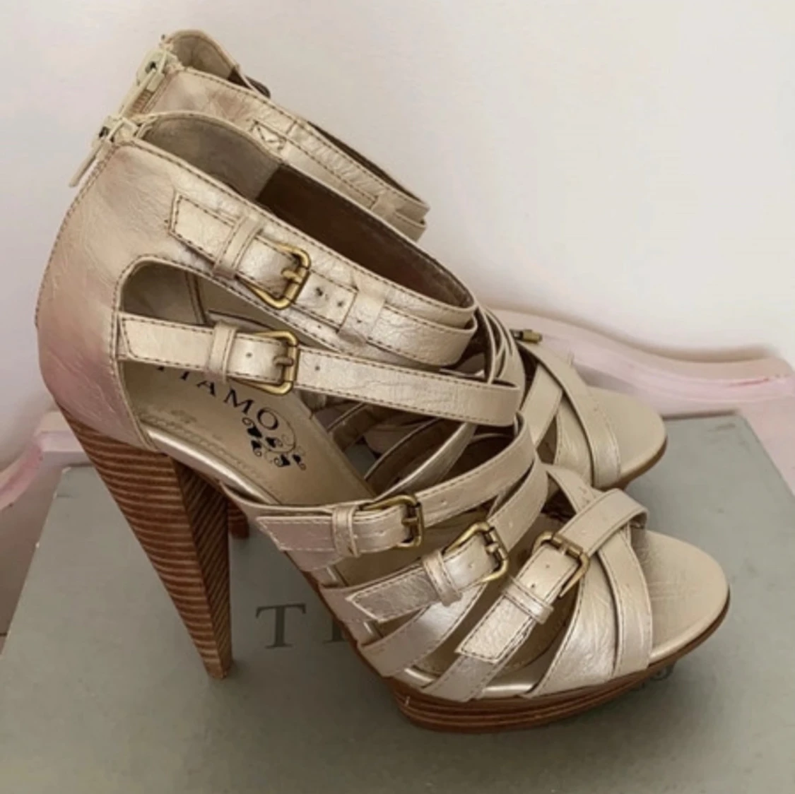 Högklackade sandaler - 90