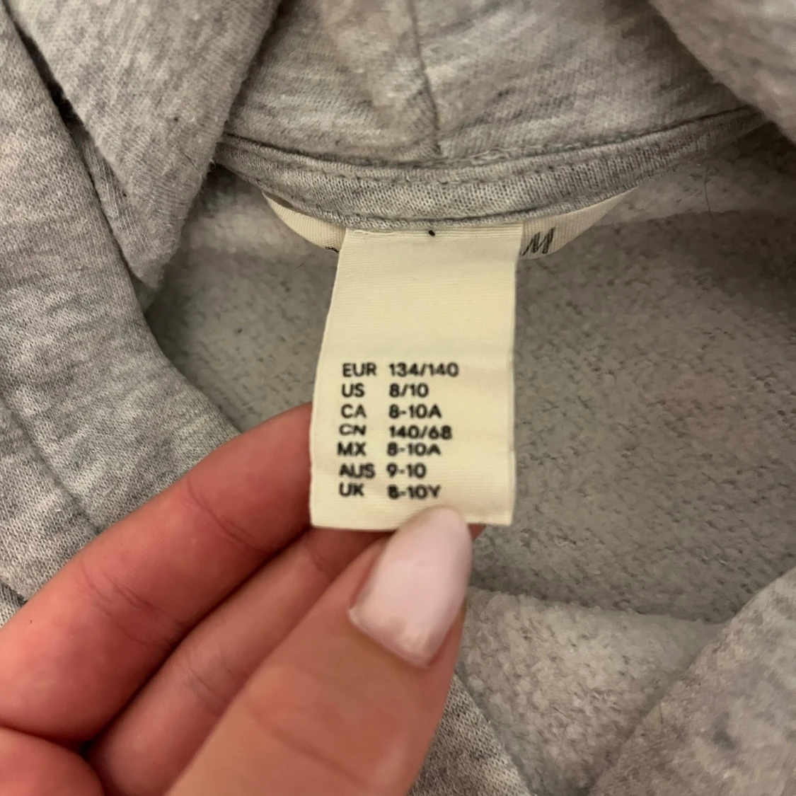 Grå Hoodie med NYC på tröjan. - 91