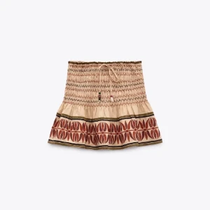 Populär Zara kjol - Passar S-L, jag har klippt bort shortsen så man kan ha den som både kjol och topp! 😅😅