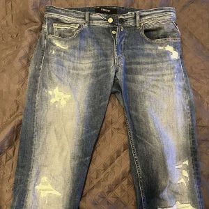 Replay jeans herr - Hög efterfrågan! Snygga replay jeans, grover straight fit storlek 33👏 Skriv vid frågor eller funderingar! Ljusare i verkligheten! Orginalpris 1900kr Modellen är 1,90cm