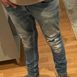 Dondup jeans  - Storlek 26 | pris 200 | skick 8.5/10 | Har lagat en sliting kan skicka bild privat men märks ej |
