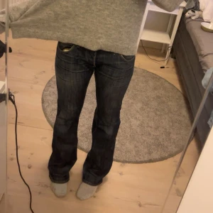 Lågmidjade bootcut jeans  - Hej, säljer nu mina supersnygga lågmidjade bootcut jeans i märket Lee. Mörkblåa och använt sparsamt, inga defekter 🩵 Dom är långa i benen !   