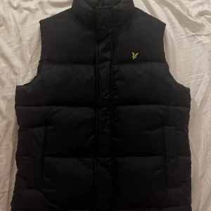 Lyle & Scott Väst - Hej! Säljer min Lyle and scott väst då den tyvärr inte har fått någon användning. Har endast testats inomhus så den är i nyskick. Den går bra att använda på kallare sommardagar men även höst och vår. Storleken är M. Om ni har frågor så skriv gärna! 😊