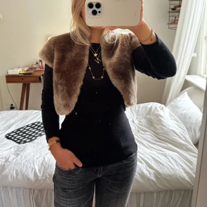 pälsbolero  - kortärmad bolero i (fusk)-päls. storlek S från märket next. så chic!