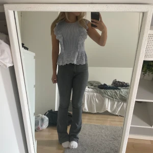 Blus från hm - Blus från hm som används 1 gång och är lite för liten för mig. Den är i jättefint skick och har fina detaljer💕. 