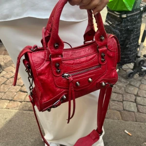 Balenziaga liknande väska - Säljer min skit snygga röda väska💕