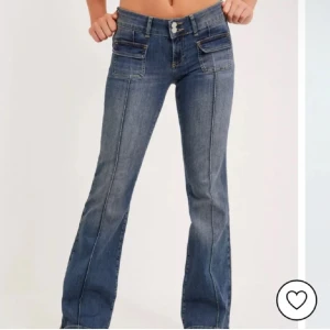 Nelly jeans - Jättesnygga jeans från Nelly ❣️ är uppsydda så funkar för någon som är ca 160, är själv 157 o de är lite långa på mig. Nypris 699 säljer för 300