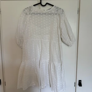 Fin sommarklänning  - En fin sommarklänning från Chiquelle i storlek XS! Använd två gånger ☺️