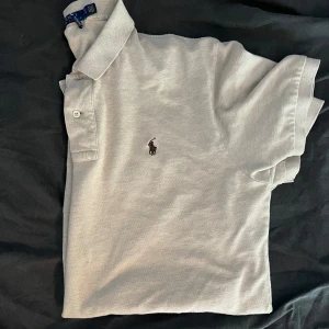 Ralph Lauren Pike - Riktigt snygg Ralph Lauren pike i storlek L. Mycket fint skick, nästan som ny Ljusbeige med brun logga! 