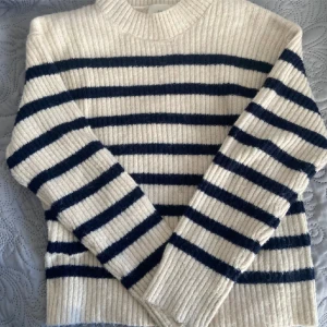 Vit stickad tröja med marinblå ränder  - Vit stickad tröja med marinblå ränder, ifrån hm i storlek s. Använt fåtal gånger. Pris kan diskuteras💗💗