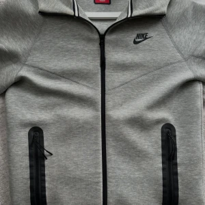Nike tech fleece Grå - Nike tech fleece grå, sparsamt använd.