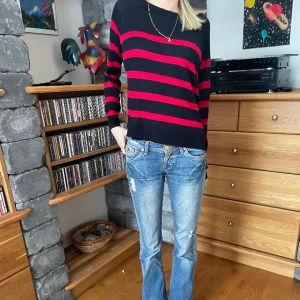 Randig tröja från zara - Mörkblå/ röd randig tröja från zara💕, ganska tunnt material.  Skriv privat för  fler bilder☺️ Samma modell och tyg som zaras populära grå/blå randiga tröja.