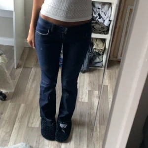 Lågmidjade jeans  - Säljer dessa as snygga lågmidjade jeans, säljer pga de är för små, jag är 170 och de passar till och med längre personer, pris kan diskuteras, skriv om mer du vill ha mer information 😊