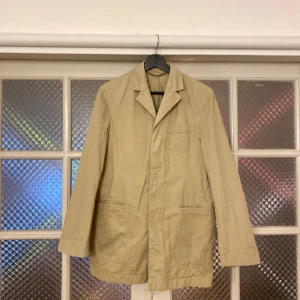 Beige tunn jacka - Beige vår/sommar/höst Garwoodjacka med mycket god kvalité. Knappt använd.