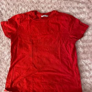 Röd tröja  - Aldrig använt 