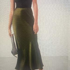 Söker denna kjol från Gina tricot, i storlek 36. Hör av dig om du säljer!