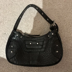 Väska - Säljer denna väska då den inte kommer till användning, nyskick.  Pris kan diskuteras 🙏🏼 