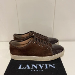 Lanvin skor  - Hej! Säljer nu dessa superfina och eftertraktade lanvin skor. Skorna är i superfint skick 9/10 (se bild 3). Syns inte vid användning. Med skorna medföljer dustbag. Uk 10 passar 44-45