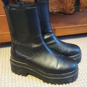Söker HM boots - Söker dessa Chelsea boots från HM i storlek 37. Helst svarta men beiga går oxå bra. Någon som har i fint skick???