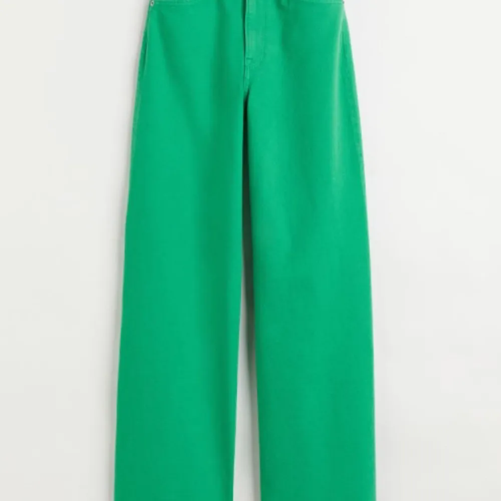 Gröna jeans från HM i storlek 42  I mycket bra skick nästan aldrig använda 🫶 Pris kan diskuteras 🫶. Jeans & Byxor.