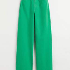 Gröna jeans från HM i storlek 42  I mycket bra skick nästan aldrig använda 🫶 Pris kan diskuteras 🫶