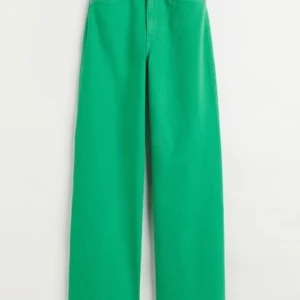 Snygga gröna jeans - Gröna jeans från HM i storlek 42  I mycket bra skick nästan aldrig använda 🫶 Pris kan diskuteras 🫶