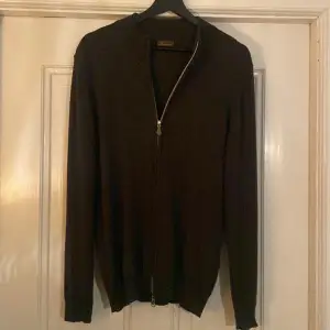 En mörkgrön Stenströms tröja i storlek Large. Mycket sparsamt använd. Nypris 2300