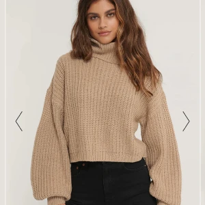 Stickad tröja, nakd  - Stickad tröja från nakd som är lite kortare i modellen, med polokrage. Mjuk och inte stickig! Köpt för ett bra tag sedan men enbart använd 2 gånger.  Ordninarie pris: 329!