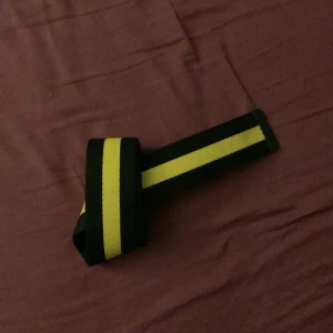 Bälte - Snyggt svart bälte med gult sträck genom hela bältet🚕 Svart matt emblem🤙 Ha ett par svarta jeans o en gul tröja så har du perfekt match🤟🤟