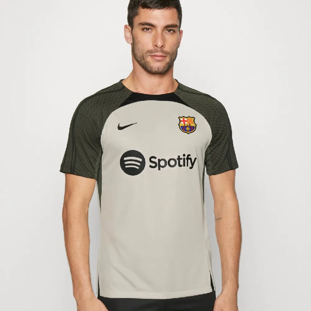 Helt oanvänd Barcelona träningströja i storlek L.  Ordinarie pris: 700kr Söljer för 300 vid snabb affär.. T-shirts.