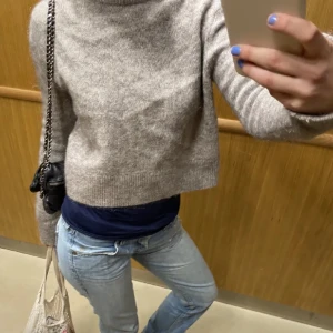 Grå ull tröja! - Från H&M! Väldigt mysig och perfekt för det kalla vädret! Storlek: S-M