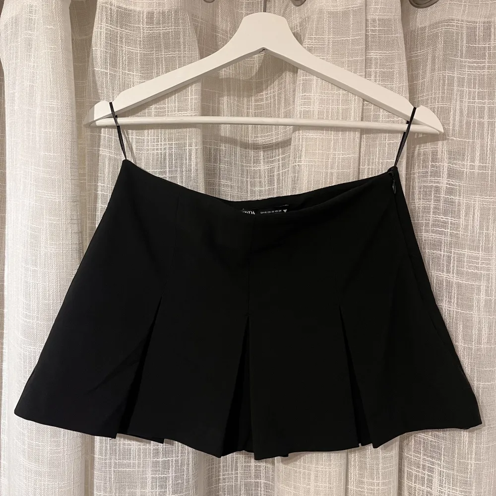 Svart, kort kjol från zara med inbyggda shorts under. Storlek XS. Aldrig använd då den var lågmidjad på mig, vilket inte var tanken när jag köpte den😄Använd gärna ”köp nu”-funktionen🥰. Kjolar.