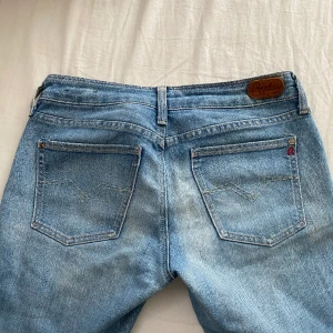 Replay jeans - Lågmidjade Replay jeans! Skitsnygga men aningen korta för mig! Lite bootcut eller straight leg 💞