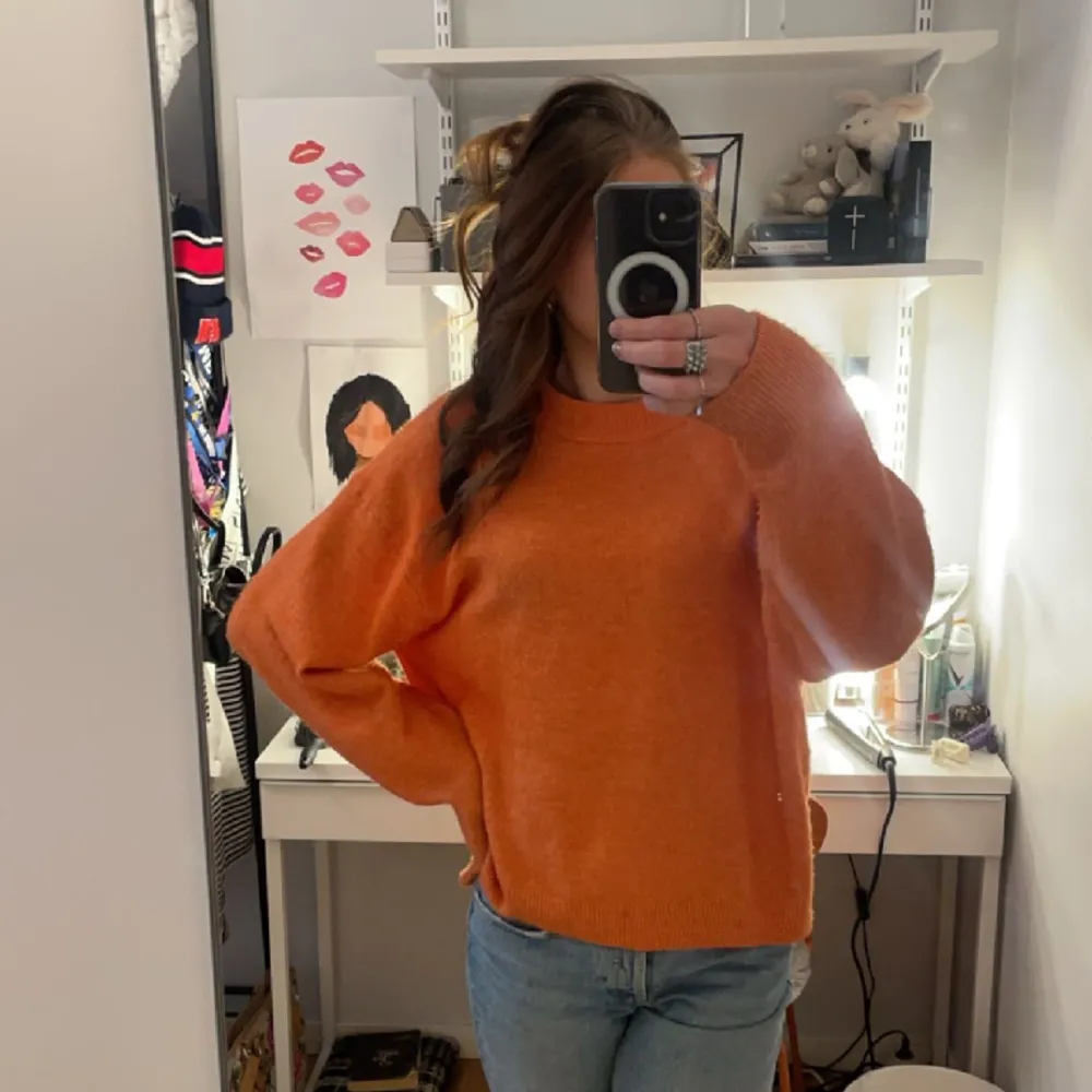 Orange stickad tröja från H&M i storlek Small. Tröjor & Koftor.