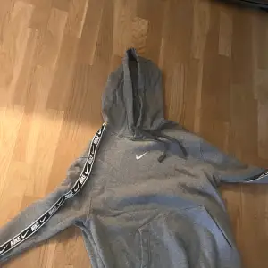 Nike hoodie bra skick knappt använd