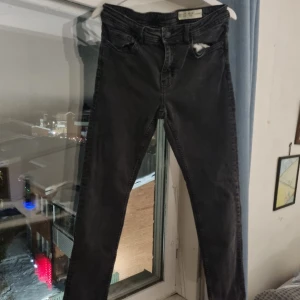Svarta jeans slim fit 35/32 - Svarta jeans från livergy, slim fit.