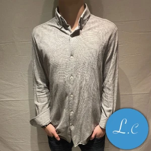 Massimo Dutti skjorta - Grå Massimo Dutti skjorta, skön inför sommaren | Storlek:S | Pris: 399kr | Skriv för frågor eller liknande!