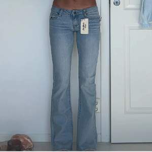 Säljer dessa as snygga jeans, säljer för att de inte kommer till användning😌😌Första bilden är lånad, de andra 2 är mina. Hör av dig privat om du har någon fråga!!🙏