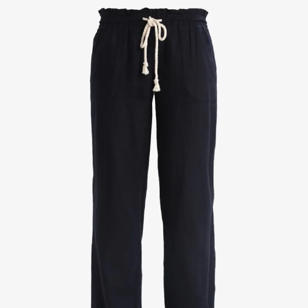 Svarta linne/tygbyxor, strl s. Köpta för 599kr. Jeans & Byxor.