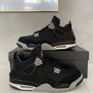 Jordan 4 black canvas - Självklart äkta! Använda men i riktigt bra skick! 7/10 inte mycket starloss och heeldrag. Kom provat för fler bilder. Kan mötas upp i Malmö eller Lund. Pris kan alltid disskuteras 🖤