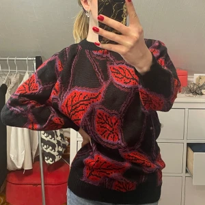 Stickad tröja - Jättesnygg stickad tröja  med mönster, muddar och medellång. Vintage och använd fåtal gånger🤍